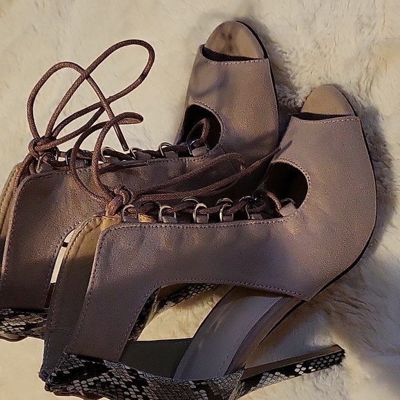 FREE with purchaseShein heels size36 - Picture 3 of 7